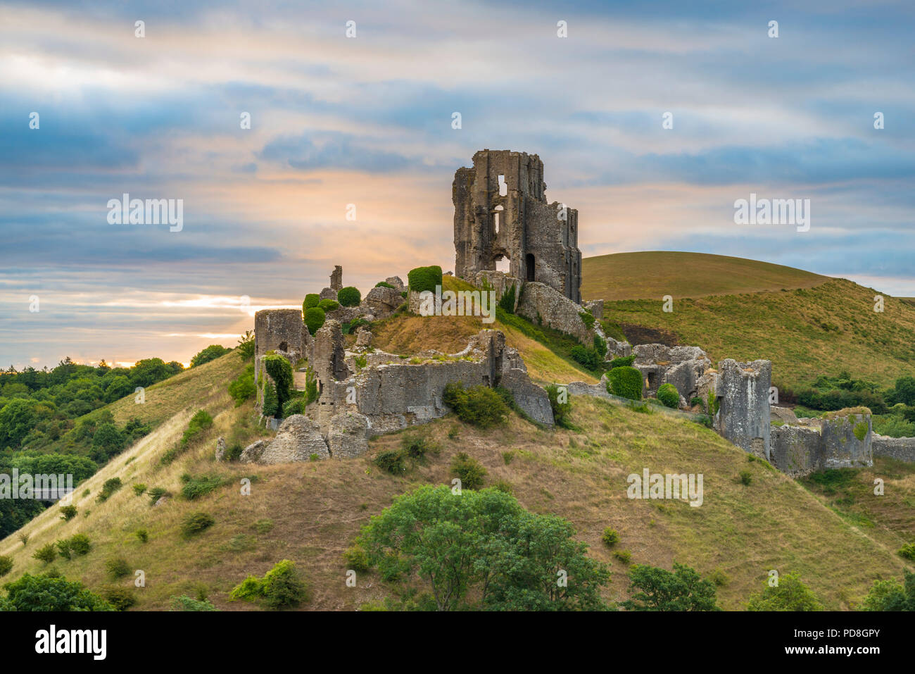 Corfe Castle, Dorset, Großbritannien. 8. August 2018. UK Wetter. Ein dramatischer Sonnenaufgang an den Ruinen von Corfe Castle in Dorset. Der Sonnenaufgang war bald verdeckt durch eine Verdickung band der Wolke, die Regen kurz nach produziert. Foto: Graham Jagd-/Alamy leben Nachrichten Stockfoto