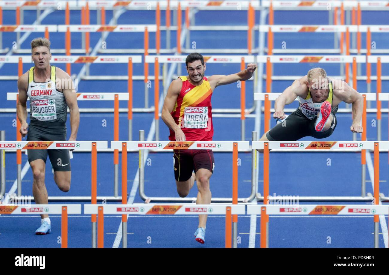 Berlin, Deutschland. 08 Aug, 2018. 08.08.2018, Berlin: Leichtathletik: Europäische Meisterschaft, Decathlon, Männer: Arthur Abele (r) aus Deutschland an die 110 Meter Hürden vor Jorge Urena (M) aus Spanien und Matthias Brugger (l) aus Deutschland. Abele gewann das Rennen. Brugger beendete den Wettbewerb nach dem Rennen. Credit: Kay Nietfeld/dpa/Alamy leben Nachrichten Stockfoto