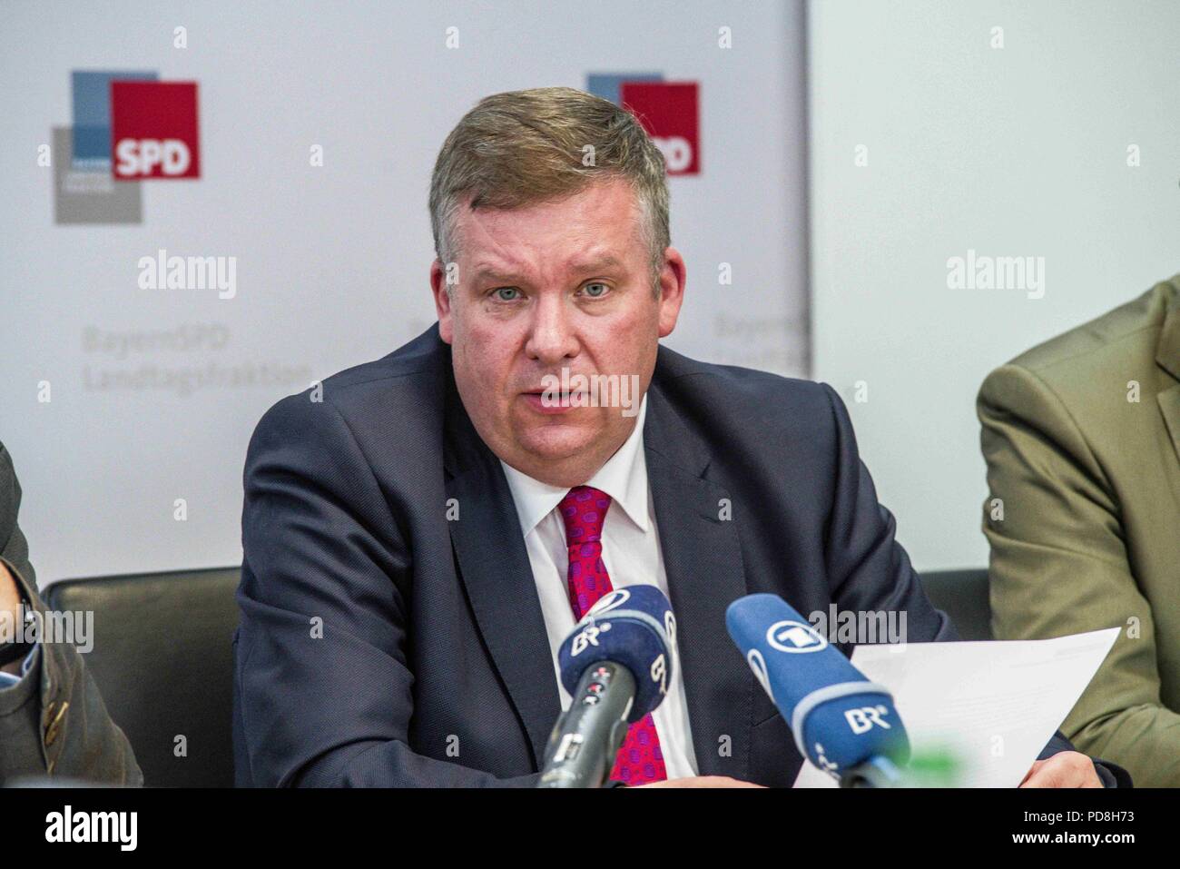 München, Bayern, Deutschland. 8 Aug, 2018. Bayerische SPD Landtag Politiker VOLKMAR HALBLEIB. Christian Ude und Volkmar Halbleib Sprechen auf Bayerischen GBW Skandal. ehemalige Münchner Oberbürgermeister Christian Ude zusammen mit anderen SPD-Politiker Volkmar Halbleib hielt eine Pressekonferenz sprach über die angebliche GBW Skandal, wo München, unter der Leitung von jetzt Minister Präsident Markus Soeder angeblich rund 30.000 erschwingliche Wohnungen an Spekulanten verkauft. Nach der Privatisierung, die Preise der Ferienhäuser in München oben geschossen. Credit: Sachelle Babbar/ZUMA Draht/Alamy leben Nachrichten Stockfoto