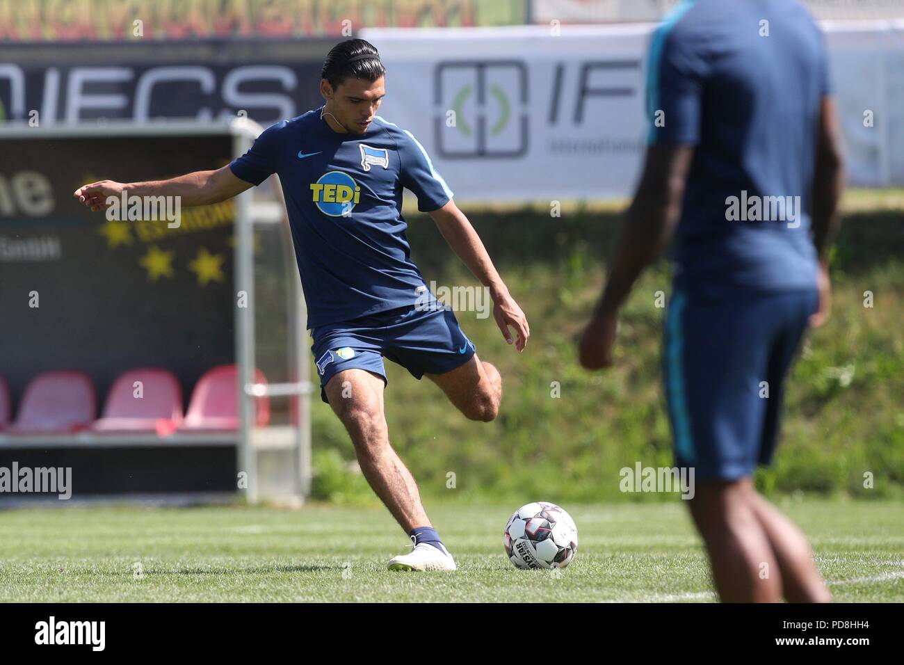 08 August 18 Osterreich Schladming Fussball Bundesliga Trainingslager Hertha Bsc Hertha Ist Karim Rekik Spielt Den Ball Foto Tim Rehbein Dpa Stockfotografie Alamy