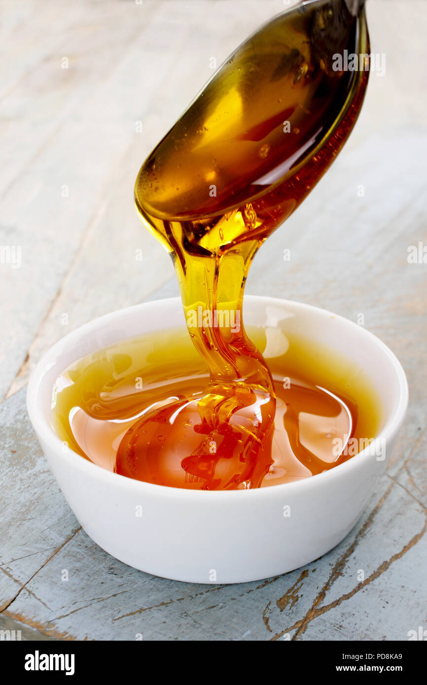 Raffinierte golden Zucker Sirup bei Gericht Stockfoto