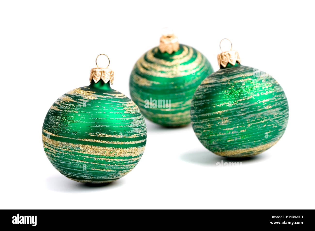 Drei grüne Weihnachten Kugeln auf weißem Hintergrund Stockfoto