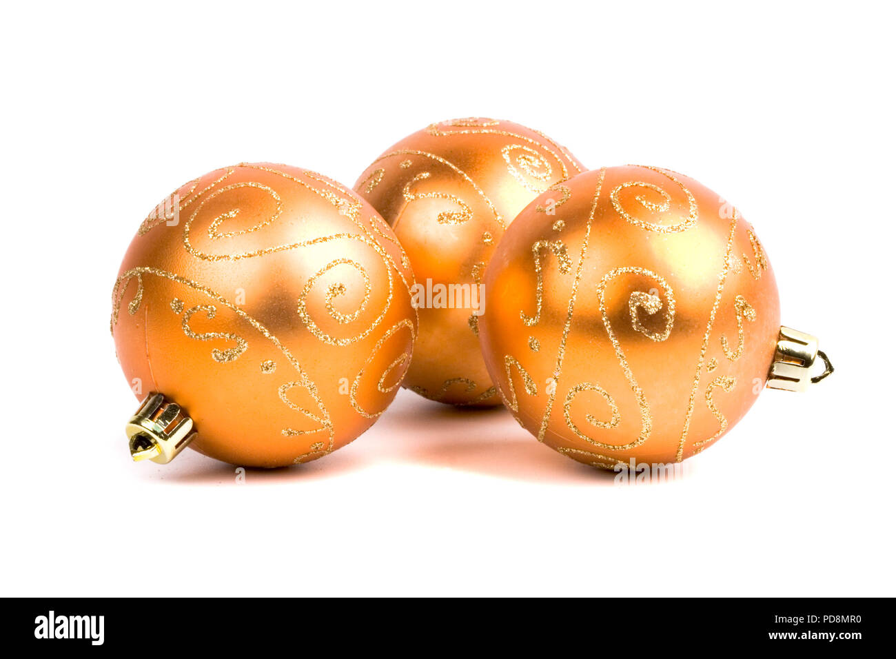 Drei goldene Glas Weihnachtskugeln auf weißem Hintergrund Stockfoto