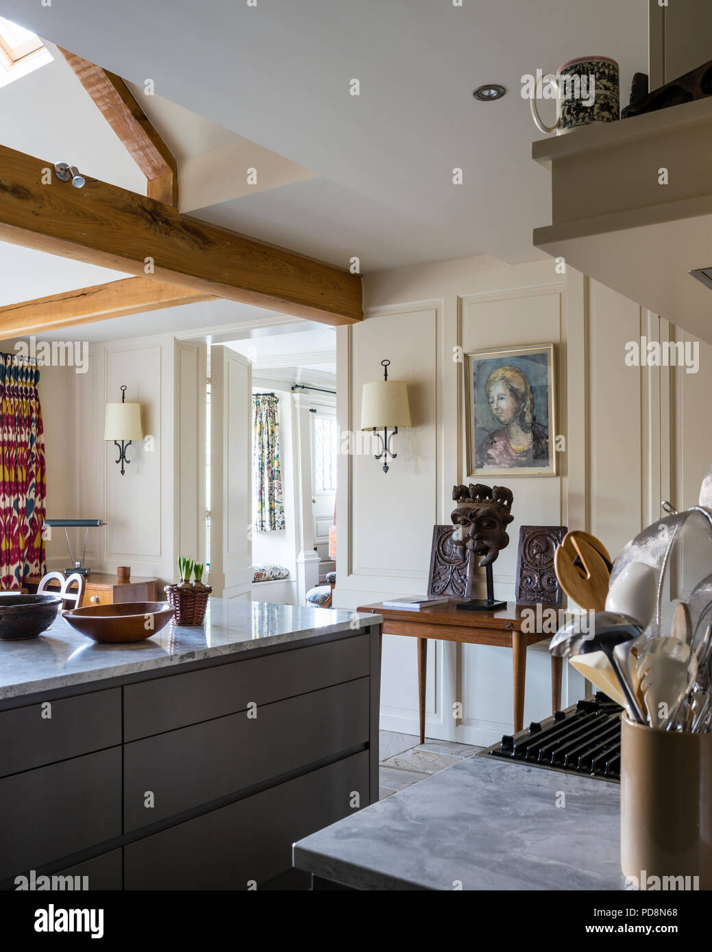 Holzschnitzereien in einem modernisierten Küche des denkmalgeschützten Roggen home Stockfoto