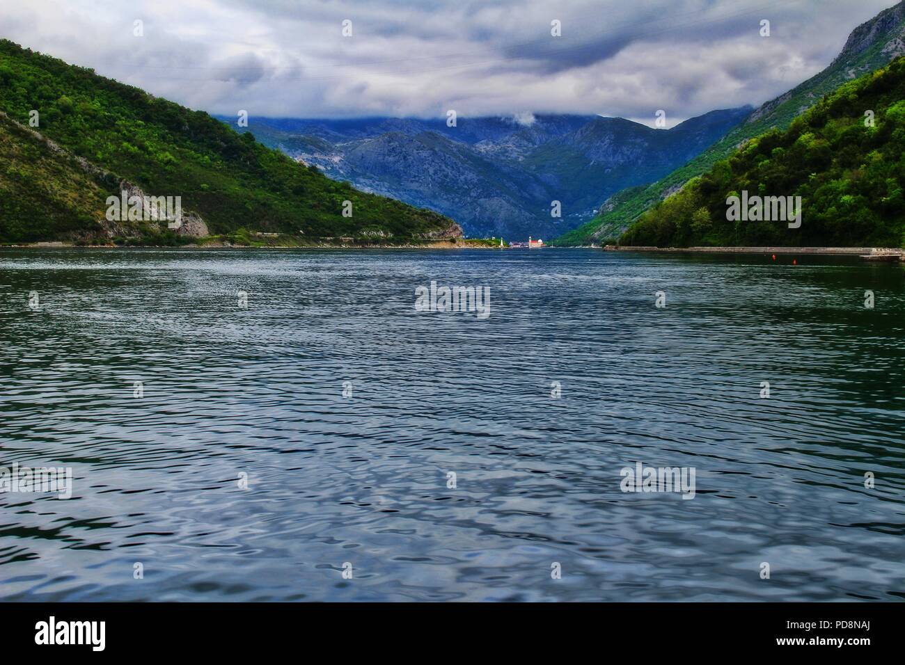 Mit einem Blick auf das Mittelmeer vom Boot aus zu frtty Lepetani Kemanri in der Bucht von Kotor, Montenegro Stockfoto