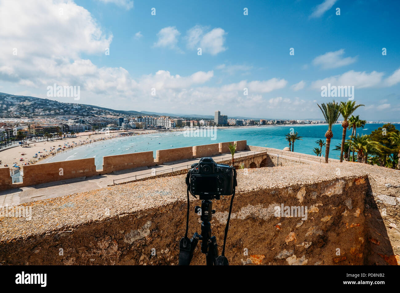 Ikon D800 DSLR-Kamera auf einem Stativ mit Blick auf die Burg von Peniscola, Castellon, Spanien Stockfoto