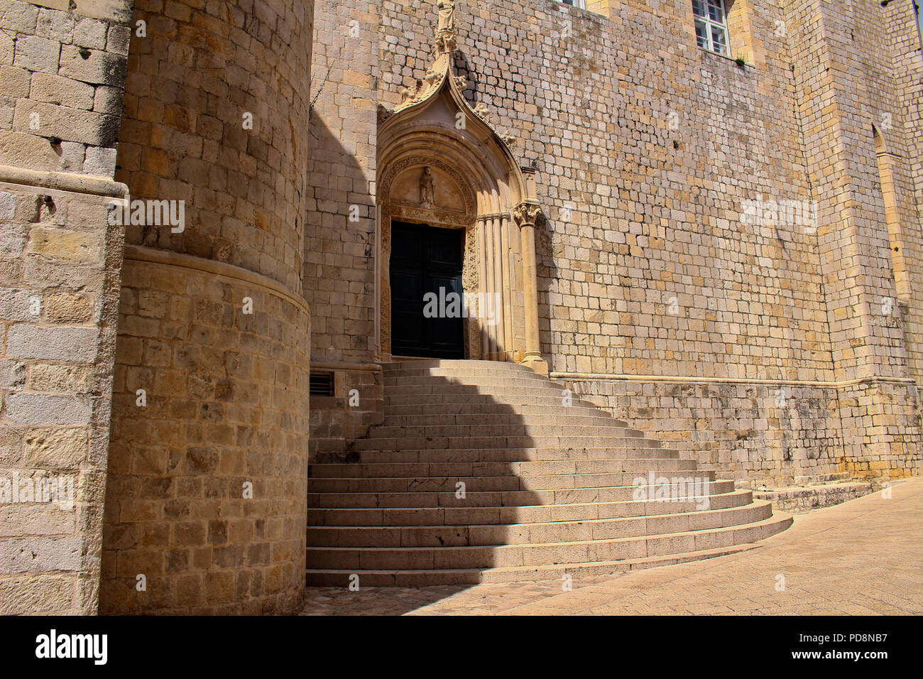 Die geschwungene Treppe zum Südtor der Dominikanischen Kloster in der Altstadt von Dubrovnik, Kroatien führenden Stockfoto