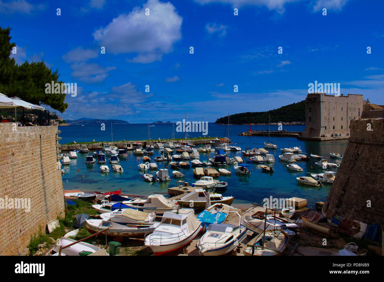 Blick auf den Hafen der Altstadt von Dubrovnik, Kroatien und die Adria von der Stadtmauer Stockfoto