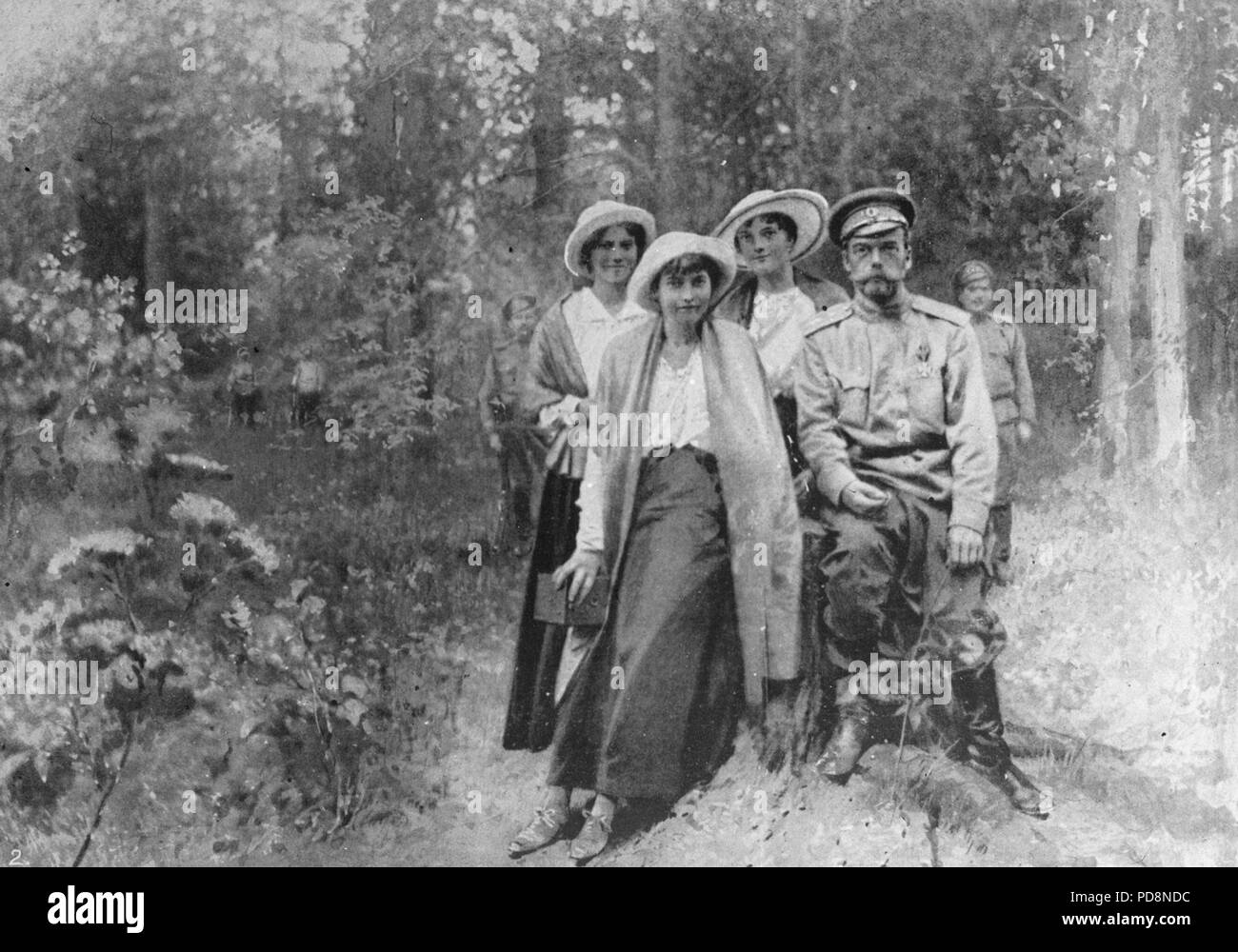 Zar Nikolaus II. von Russland. 1868-1918. Der letzte Kaiser von Russland. Hier im Bild gemeinsam mit drei seiner daughrers Tsarskoe-Selo, wo ich auf den Zaren und seiner Familie inhaftiert worden waren. 1917 Stockfoto