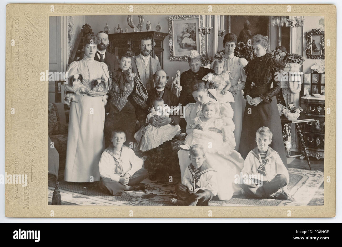 Zar Nikolaus II. von Russland. 1868-1918. Der letzte Kaiser von Russland. Hier im Bild mit seiner Frau Alexandra 1894 und dem dänischen König Christian IX in der Mitte zusammen mit dänischen Royals. Stockfoto