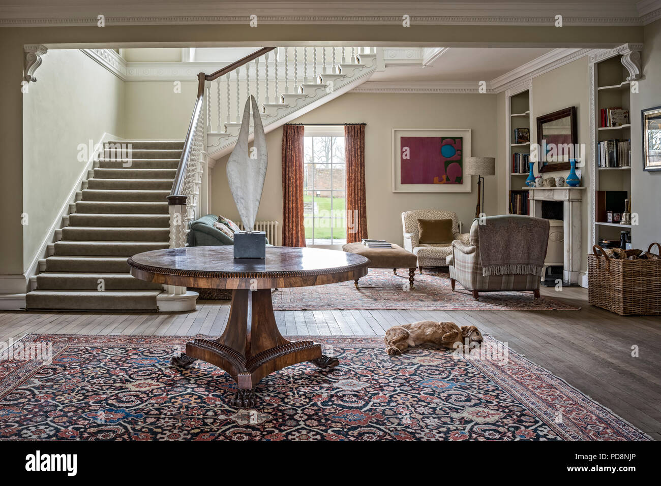 Breite Treppe in der offenen Eingangshalle mit Rezeption Stockfoto