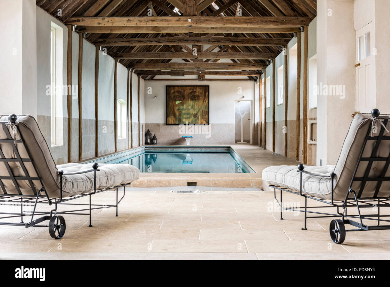 Luxus Swimmingpool in der Scheune Stockfoto