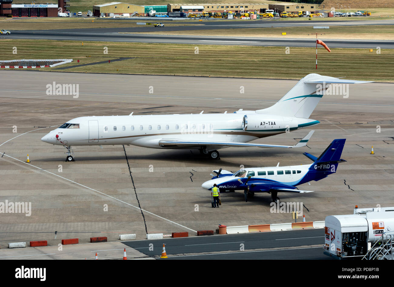 Bombardier Global 6000 (A7-TAA) und Cessna F406 Caravan II (G-FINDEN) am Flughafen Birmingham, Großbritannien Stockfoto
