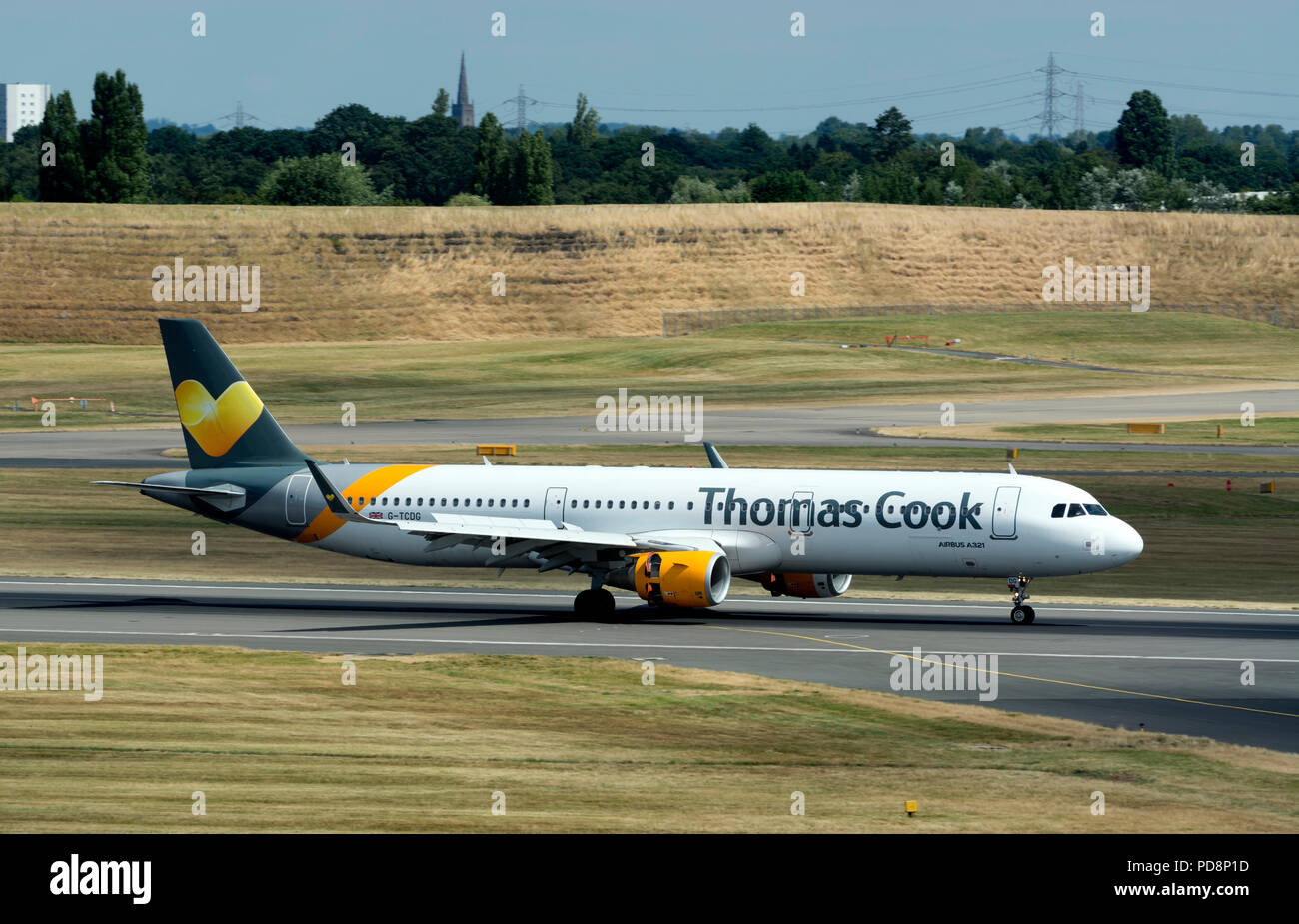 Thomas Cook Airbus A321 Landung am Flughafen Birmingham, UK (G-TCDG) Stockfoto