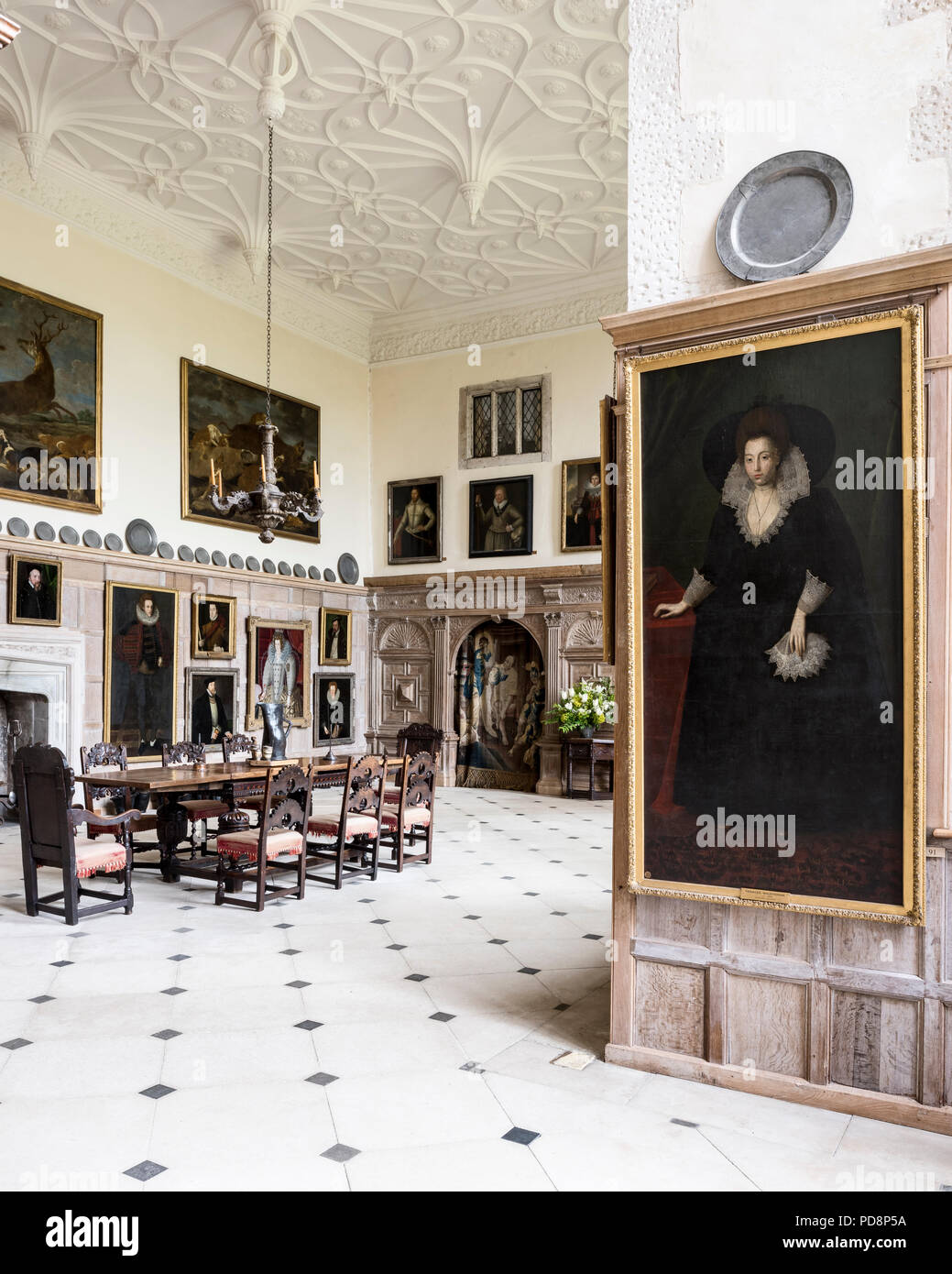 Die geräumigen Saal mit Tisch, Stühlen und gerahmten Kunstwerken Stockfoto