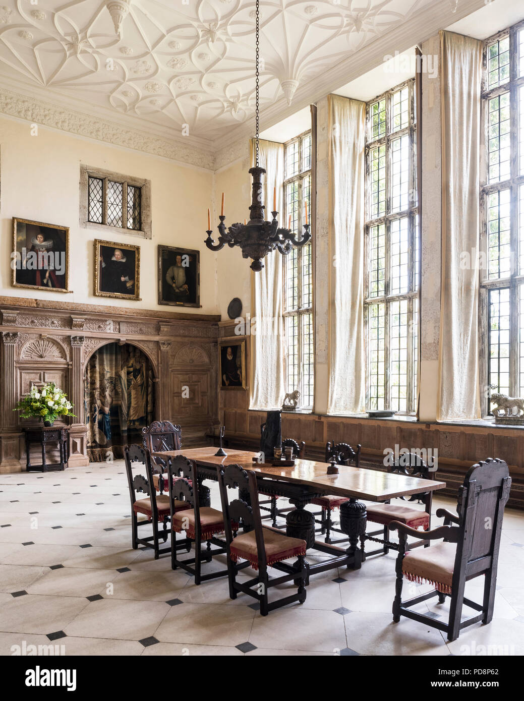 Die geräumigen Saal mit Tisch, Stühlen und goldgerahmte Kunstwerke Stockfoto