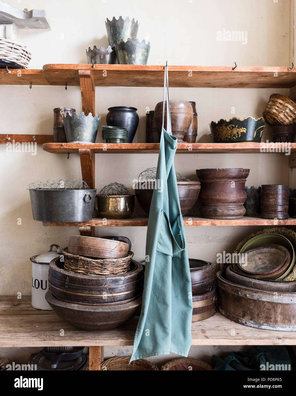 Sammlung von eathenware Gartenarbeit Töpfe auf hölzernen Regalen Stockfoto
