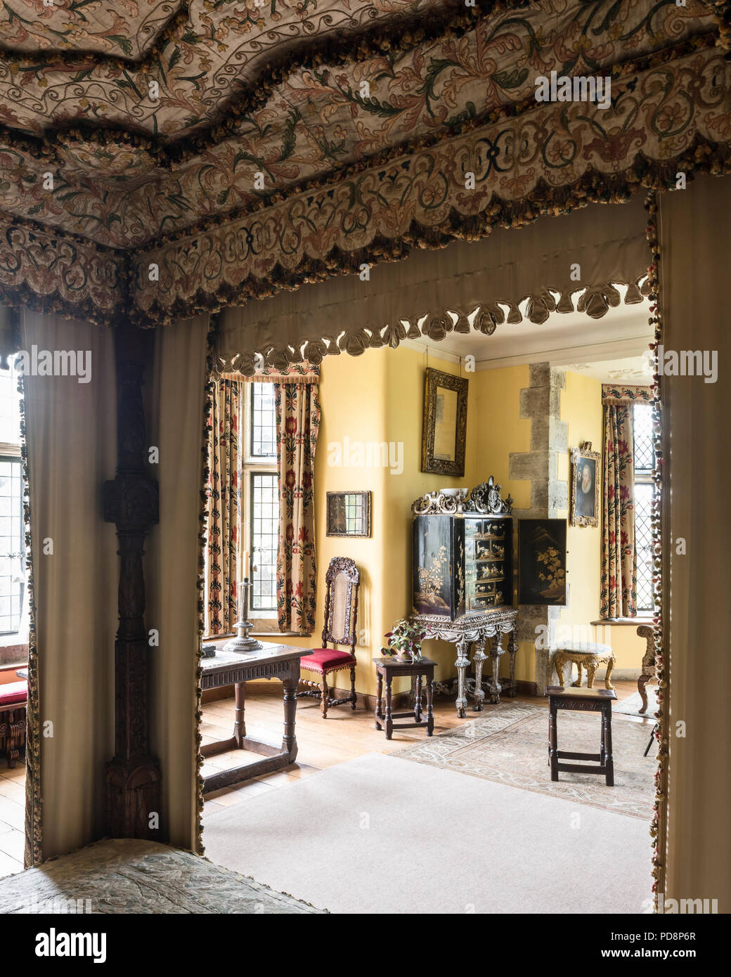 Dekorative Innenraum Vordach von vier postered Bed 17. Jahrhundert Flamme stitch Stickerei mit orientalischen lackiertes Gehäuse Stockfoto