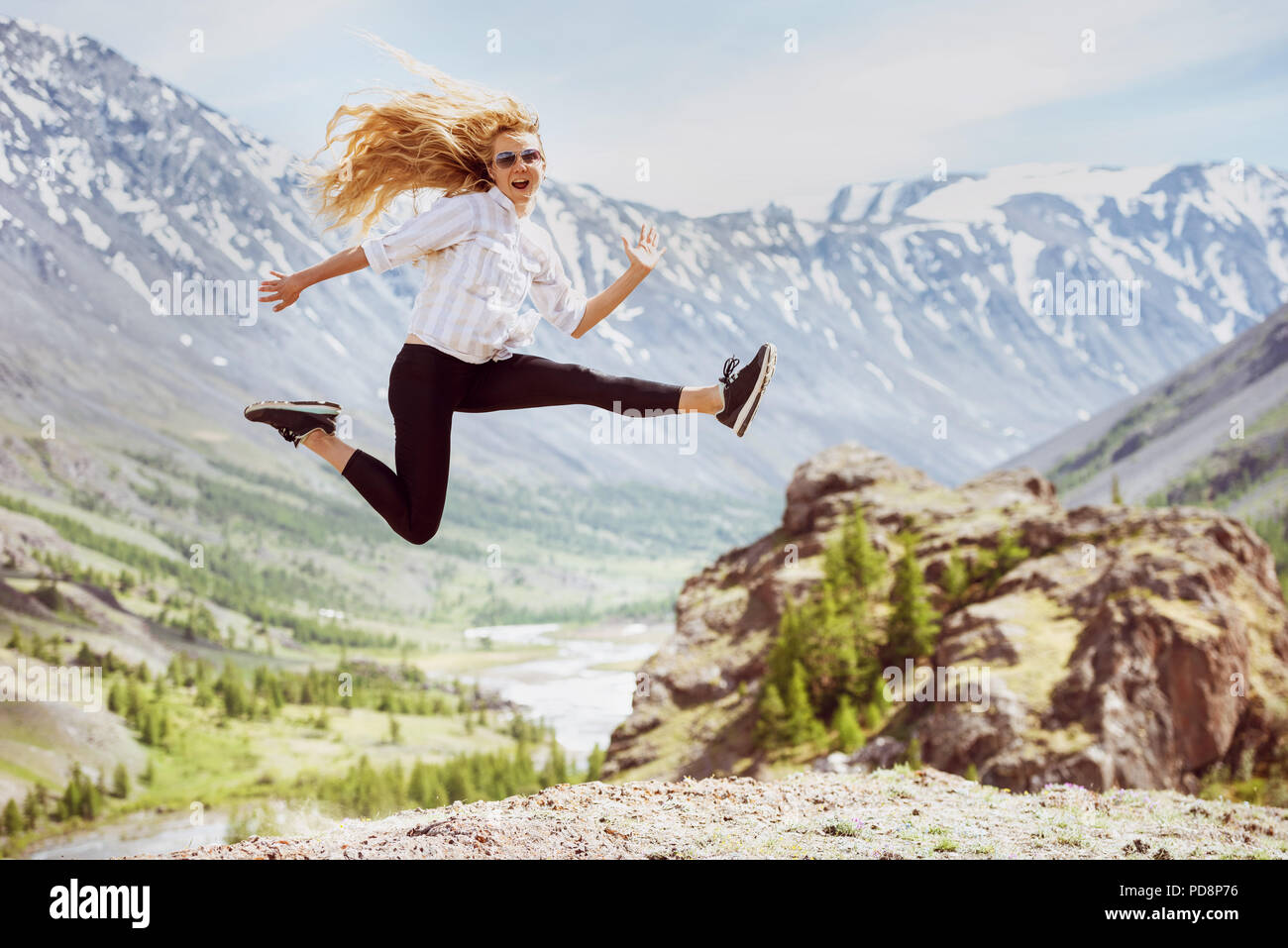 Glückliche Frau springt Berge reisen Stockfoto