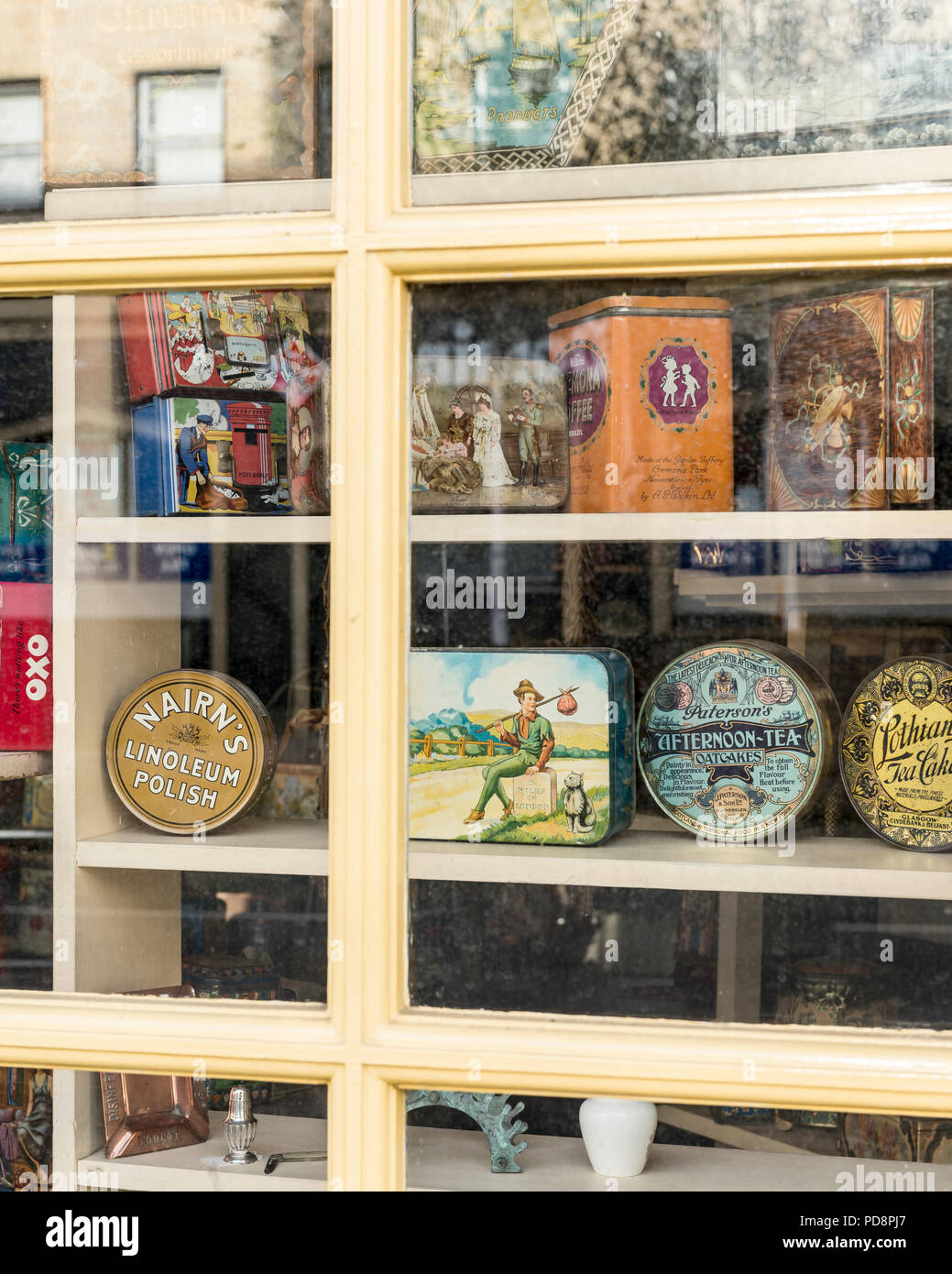 Antike britische Dosen im Fenster Anzeige von Michael & Jo Saffell Antiquitäten Shop, Badewanne Stockfoto