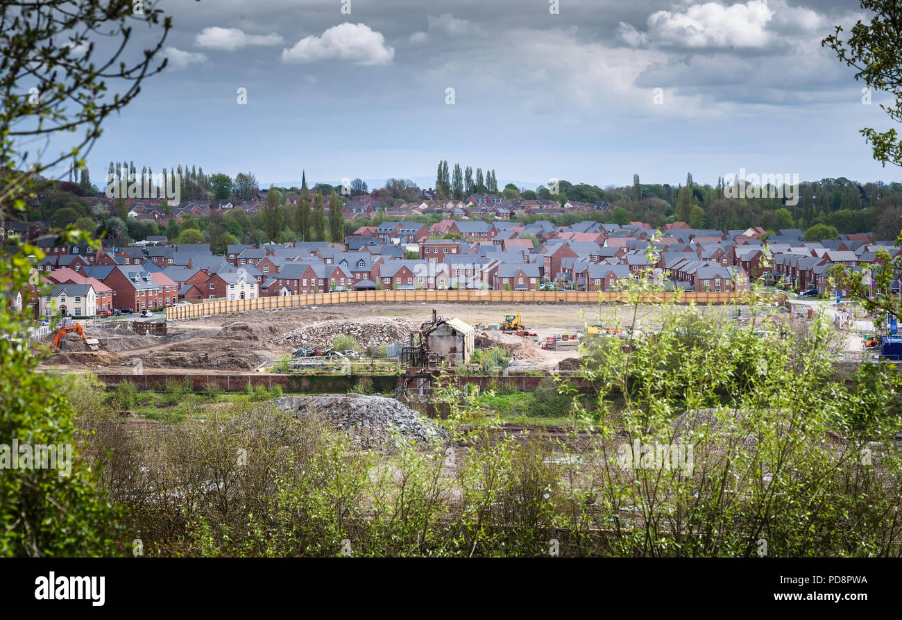 Taylor Wimpey und Barratt Gehäuse Entwicklung auf der alten industriellen Brunner Mond UK Chemische Werke Website im Winnington, Northwich, Cheshire. Stockfoto