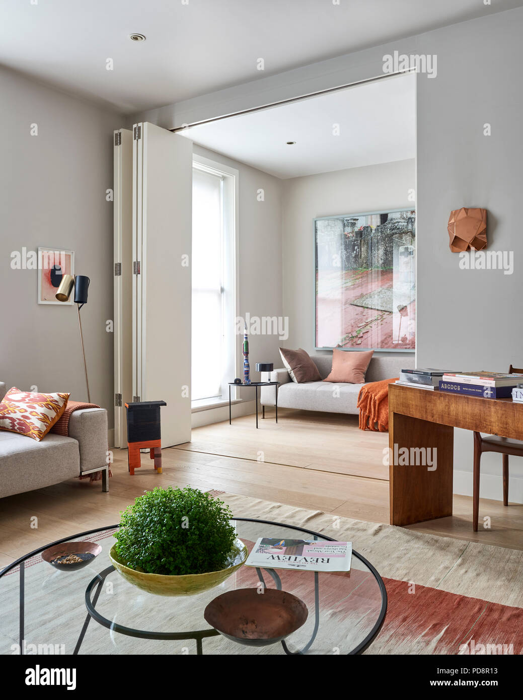 Niedrige kreisförmige 1950 Bellevue Couchtisch, 50 italienischen Schreibtisch. Stockfoto