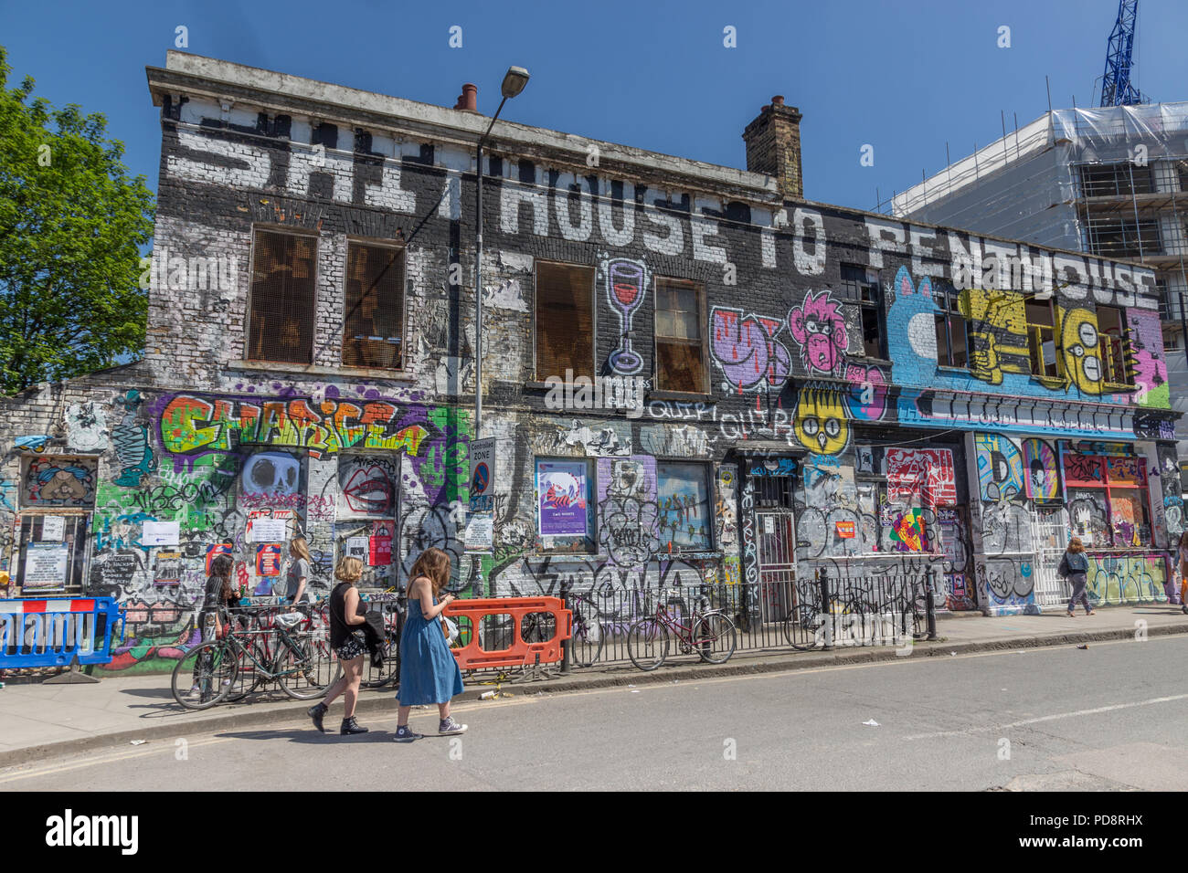 Graffiti auf dem Lord Napier Pub, einem verdarben Gebäude in Hackney Wick in East London, England, Großbritannien, Europa, 2018 Stockfoto