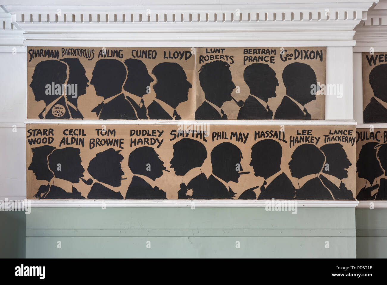 Die Silhouetten der Vergangenheit Skizze Club Mitglieder zieren die Wand der Clubraum Stockfoto