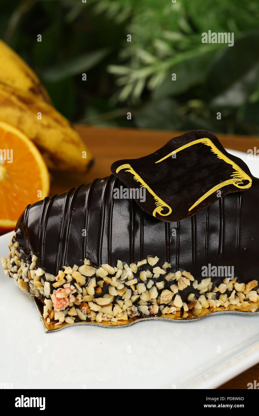 Malaga Dessert/Chocolate Eclairs mit Nüssen und Bananen Dessert Stockfoto