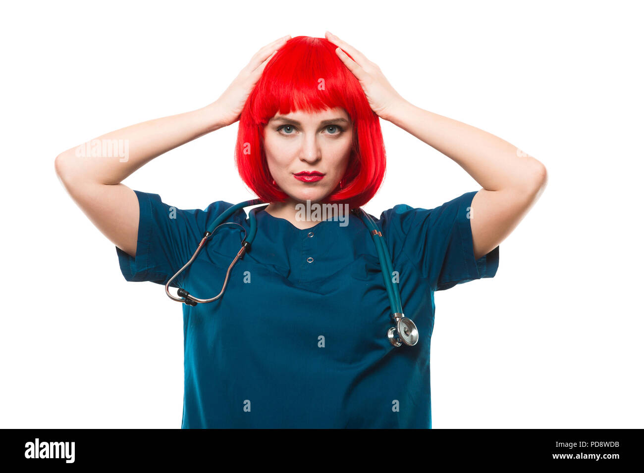 Attraktive lustig smilling kaukasischen brunette Ärztin in Rot Perücke in Office täuschen Stockfoto