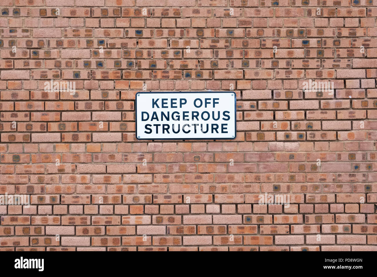 Halten Sie gefährliche Struktur Zeichen auf normales orange brick wall Stockfoto