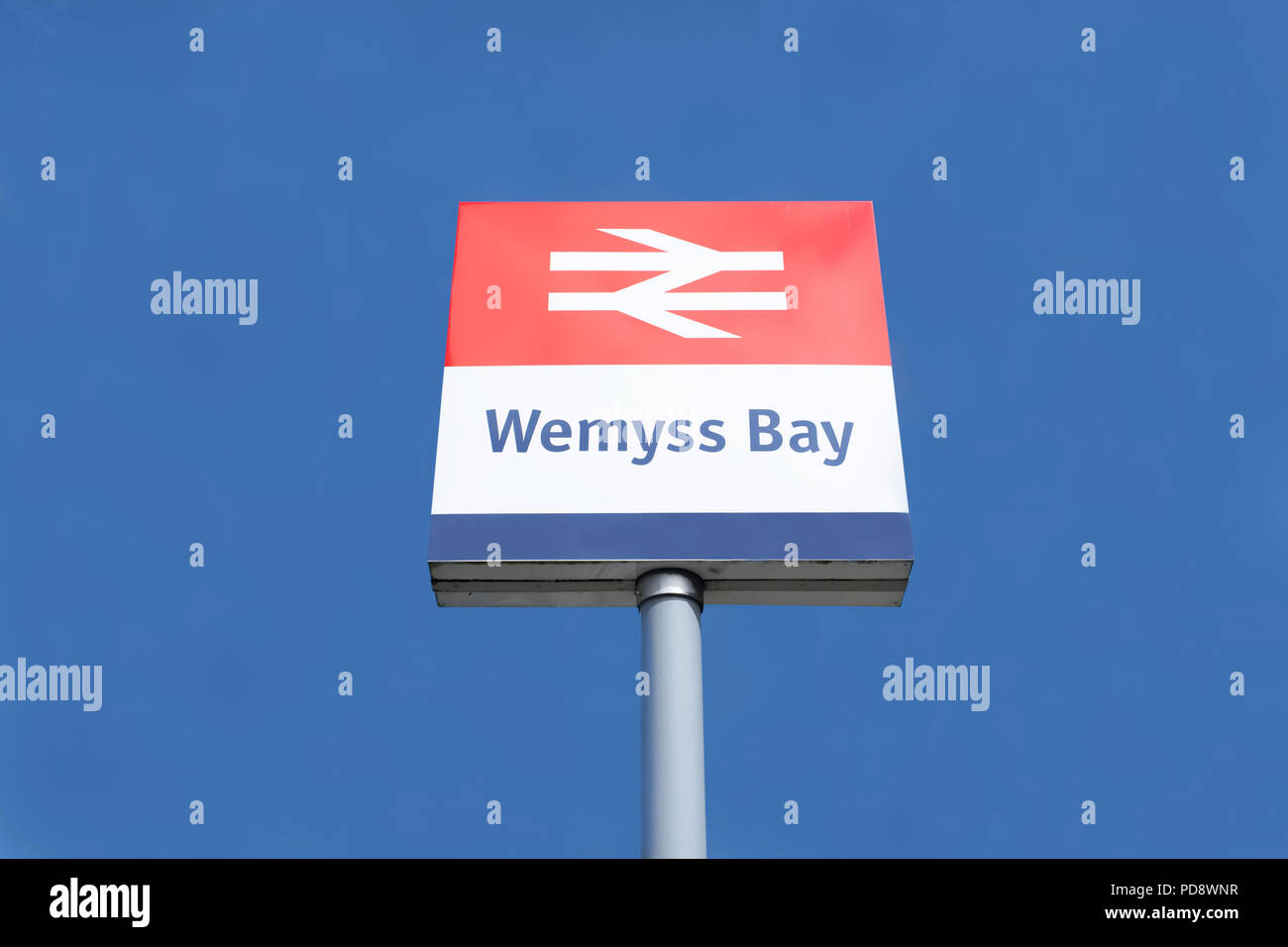 Wemyss Bay Railway Bahnhof Zeichen gegen den blauen Himmel Hintergrund Stockfoto