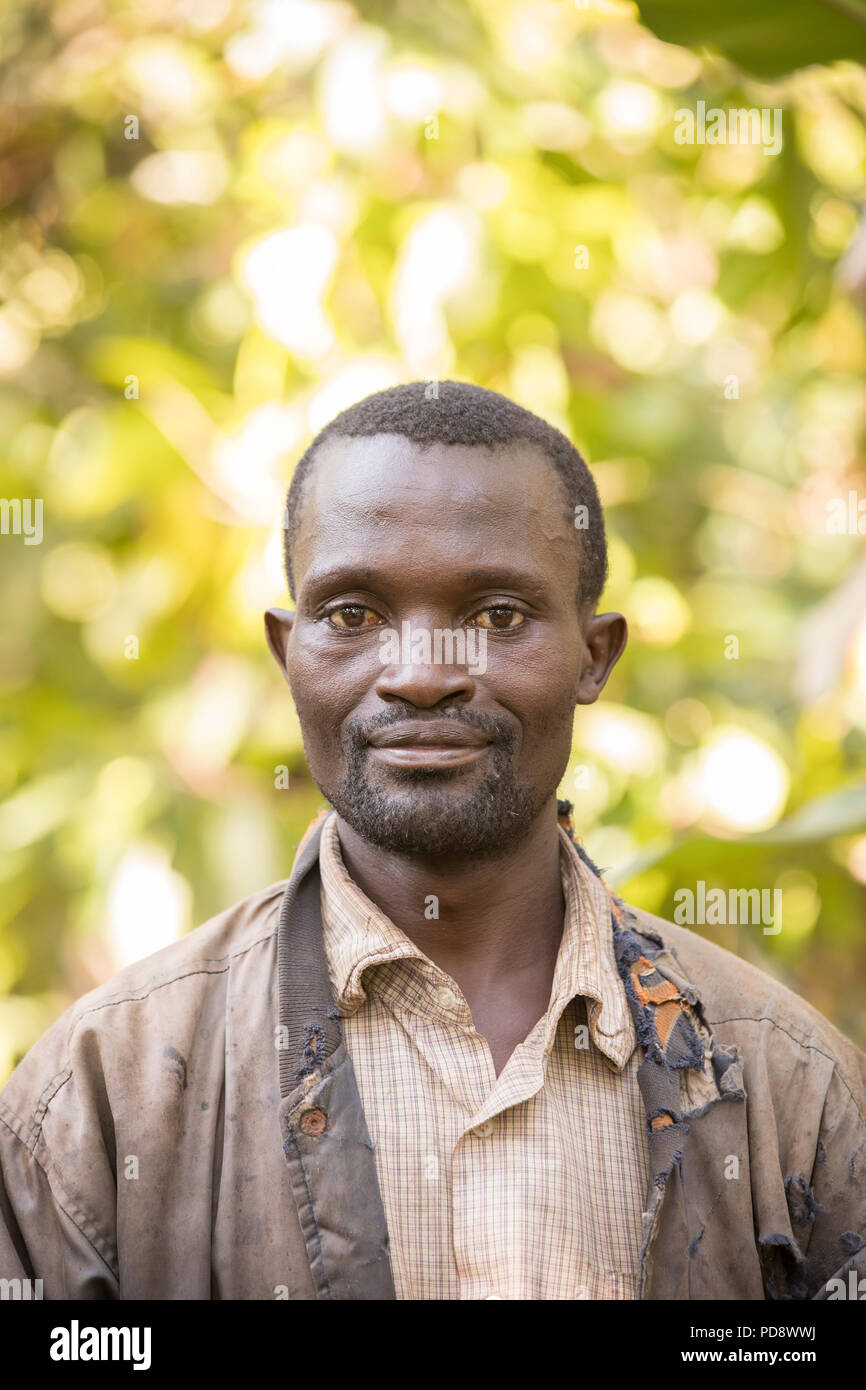 Porträt einer männlichen Kakao Landwirt in Mukono, Uganda. Stockfoto