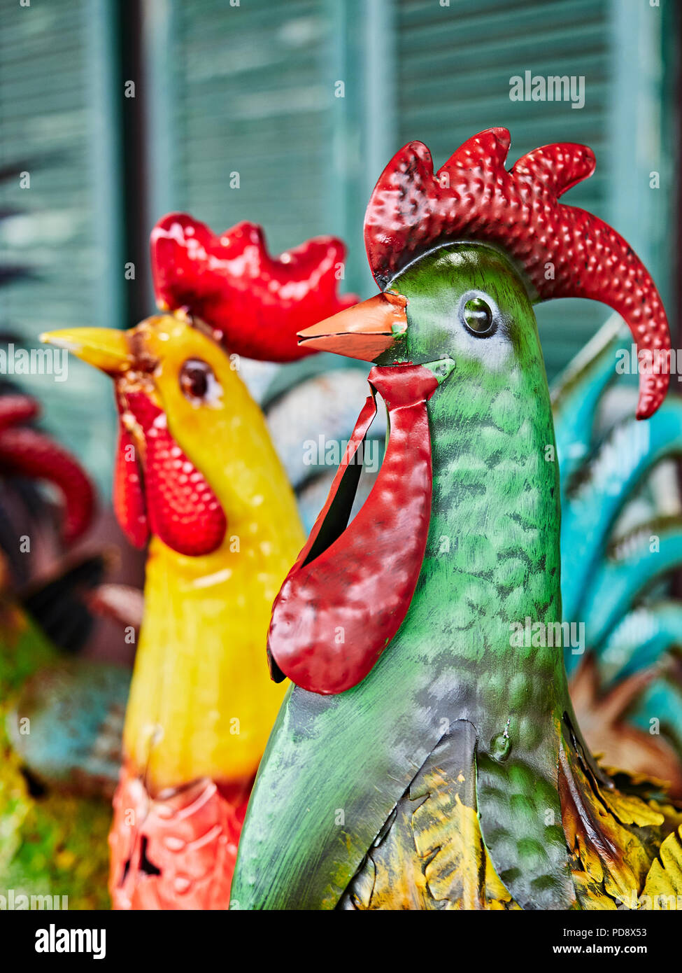 Metall garten Kunst oder Yard Dekorationen der farbenfrohe Bauernhof Hähne für Verkauf an einem strassenrand Bauernmarkt in Hecht Straße Alabama, USA. Stockfoto