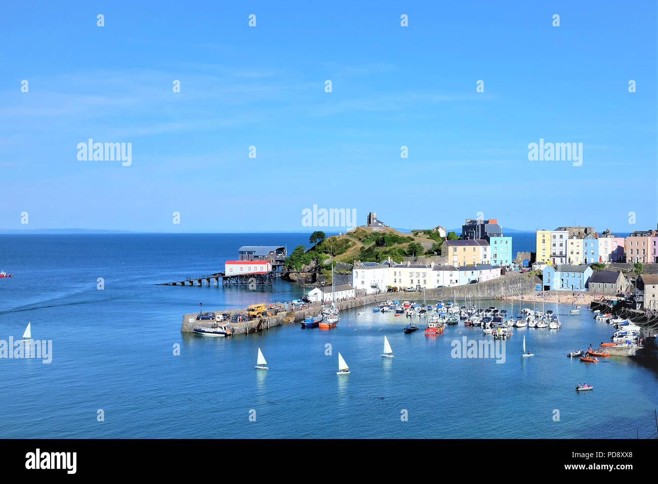 Tenby, Pembrokeshire, South Wales, UK. Juli 25, 2018. Den schönen Hafen von oben mit Yachten und Schloss in Tenby in Wales, Großbritannien. Stockfoto