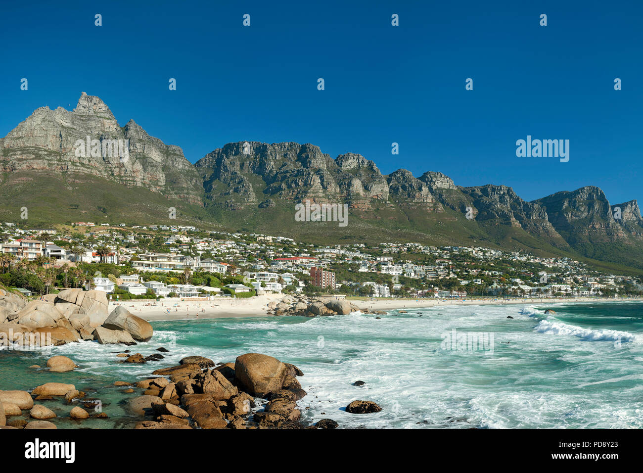 Strand von Camps Bay und die Bergkette der Zwölf Apostel in Kapstadt, Südafrika. Stockfoto