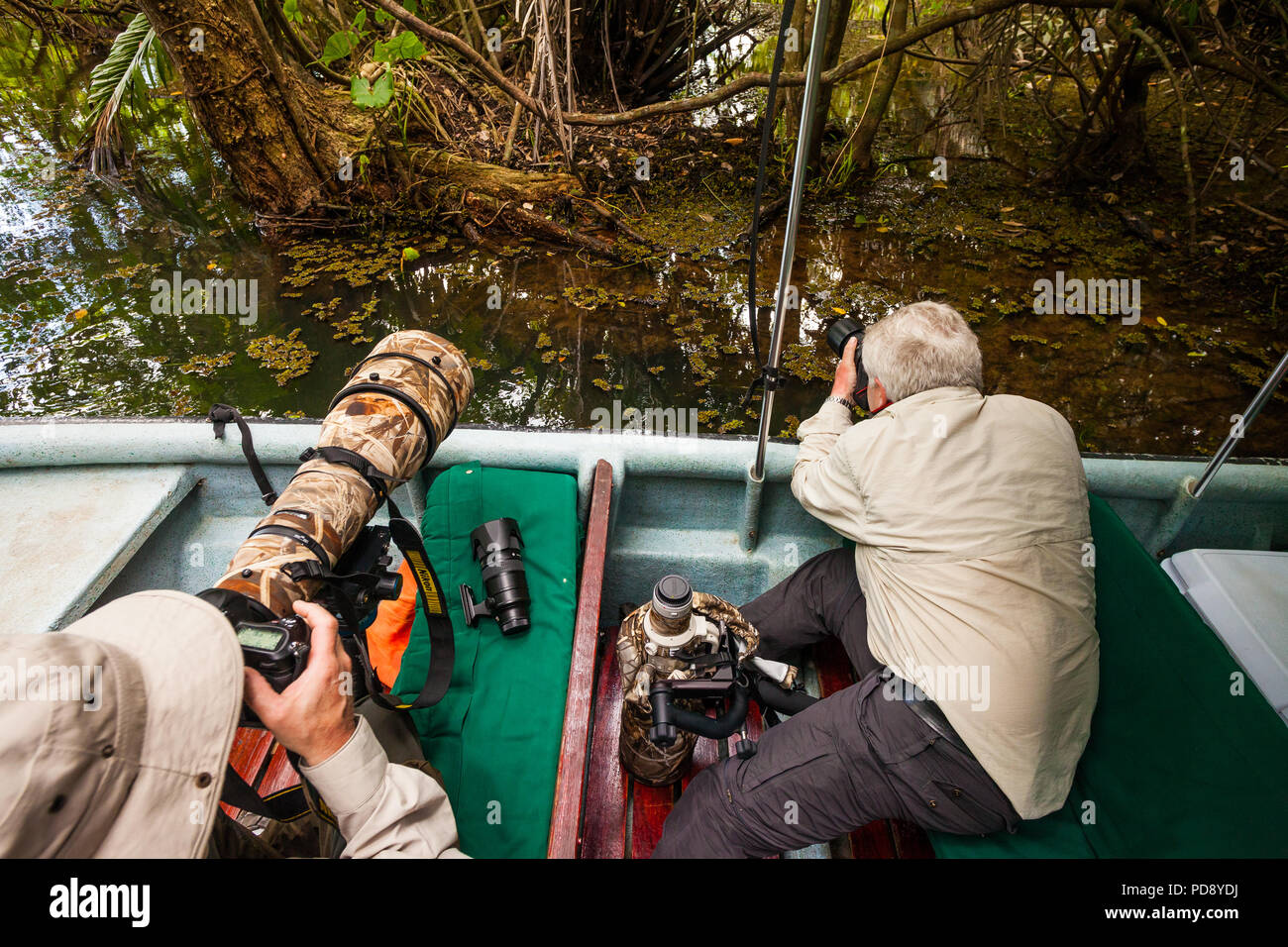 Zwei Naturfotografen in einem Boot in einem Der Sidearms der Gatun See, Republik Panama. Stockfoto