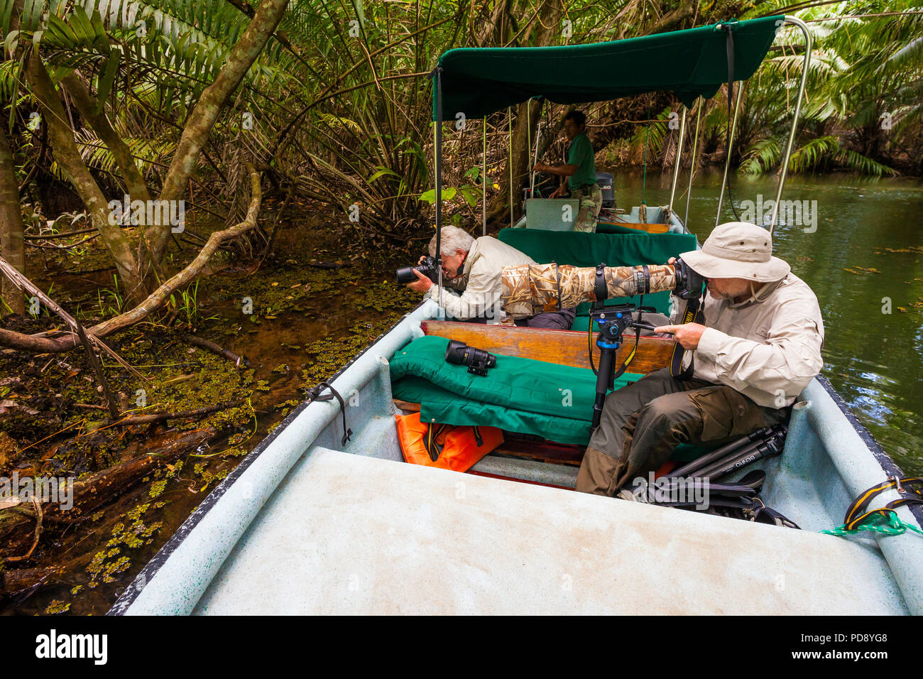 Zwei Naturfotografen in einem Boot in einem Der Sidearms der Gatun See, Republik Panama. Stockfoto