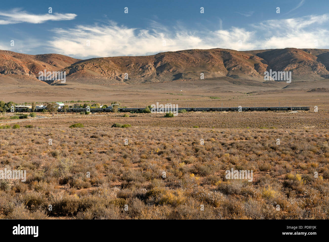 Rovos Rail Zug in die Karoo Stadt Matjiesfontein in Südafrika. Stockfoto