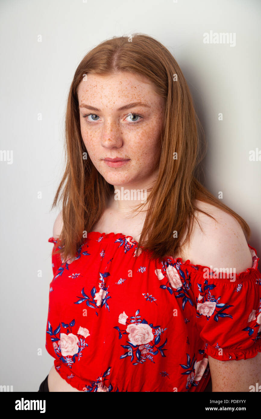 Portrait von ein hübsches junges Mädchen mit roten Haaren und Sommersprossen in Richtung Kamera schaut. Stockfoto