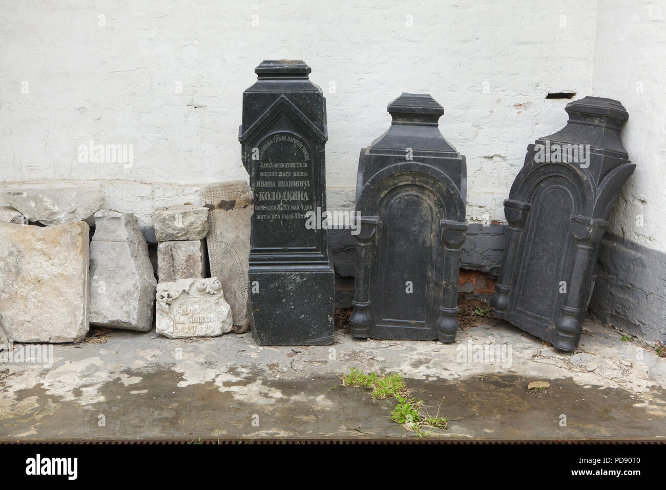 Zerstört und Grabsteine auf dem Friedhof der Donskoi Kloster in Moskau, Russland verlassen. Stockfoto