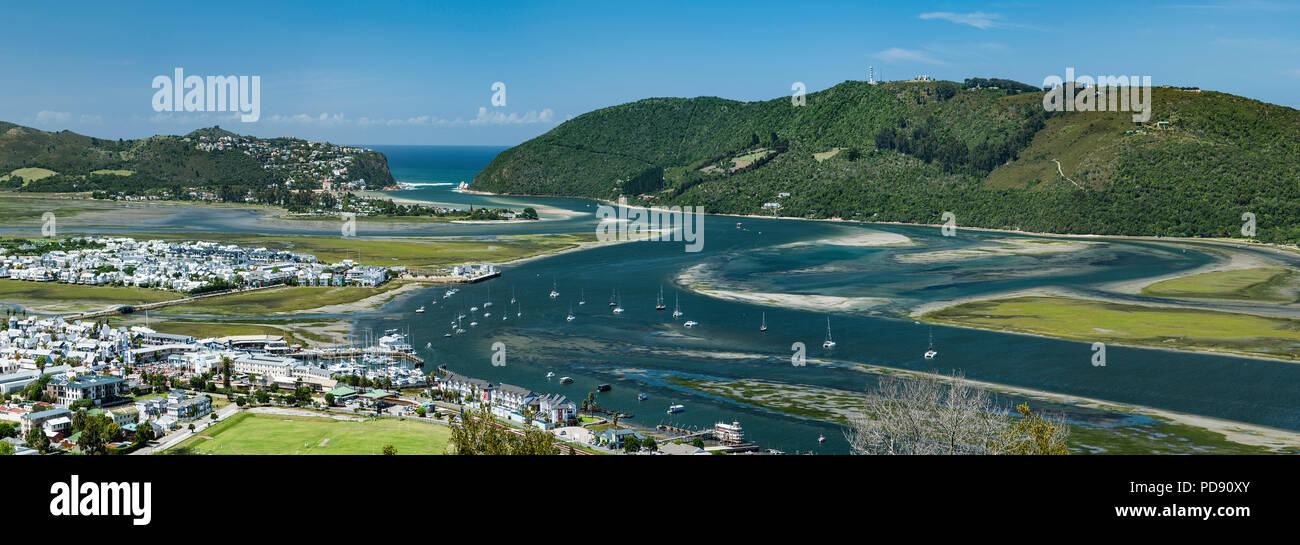 Panoramablick auf die Lagune von Knysna an der Garden Route in der Western Cape Provinz, in Südafrika. Stockfoto