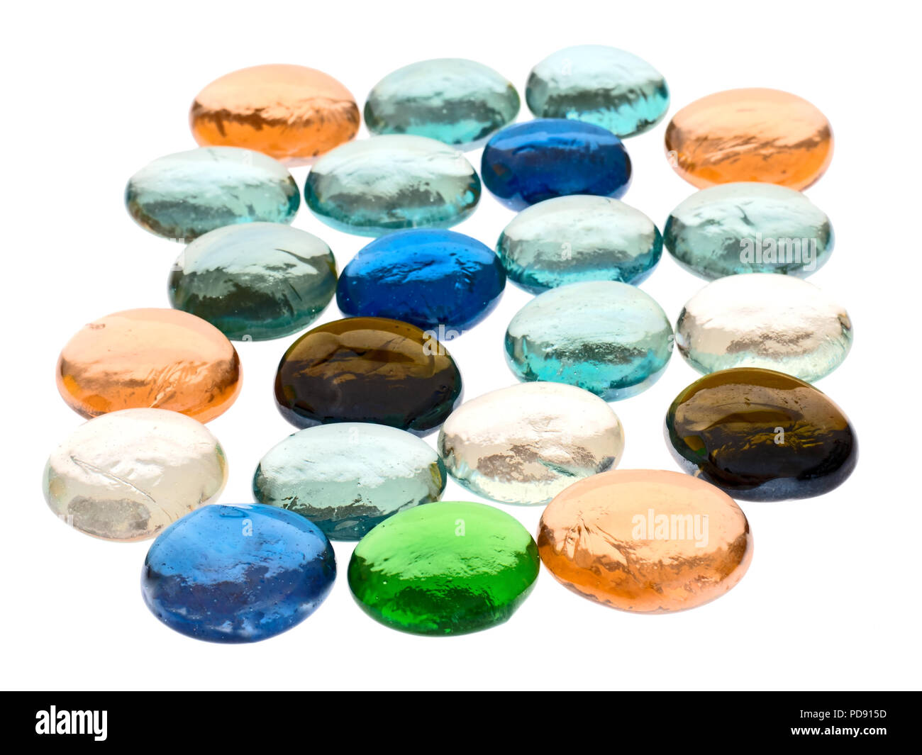 Glas Kieselsteinen der sortierten Farben auf weißem Hintergrund. Stockfoto