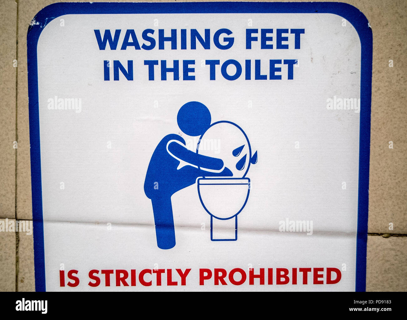 Keine Waschmaschine Füße in wc Schild, Mumbai, Indien Stockfoto