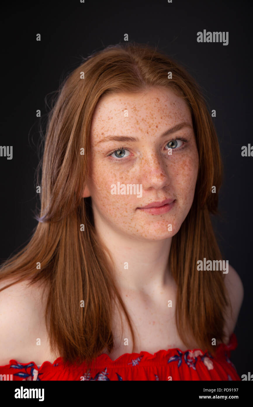 Portrait von ein hübsches junges Mädchen mit roten Haaren und Sommersprossen in Richtung Kamera schaut. Stockfoto