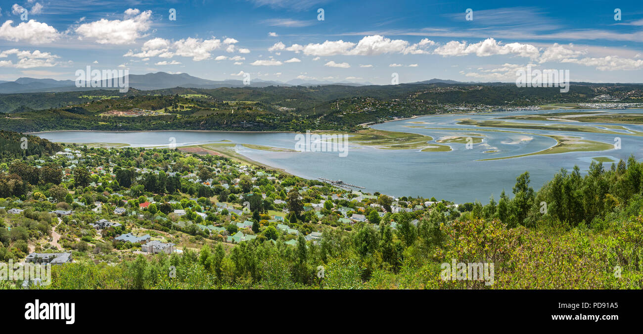 Panoramablick auf die Lagune von Knysna an der Garden Route in der Western Cape Provinz, in Südafrika. Stockfoto