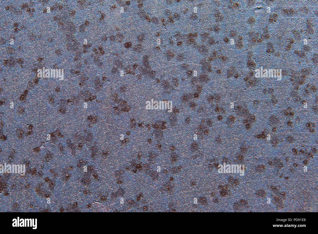 Hintergrund Textur mit einer Nahaufnahme eines korrodiert und Narbig metall Rad mit blauen, grauen und violetten Farbtönen Stockfoto