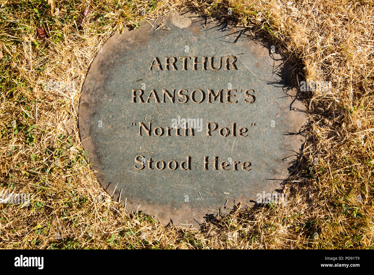 Ein Stein Kennzeichnung Arthur Ransomes Nordpol von Schwalben und Amazonen in der Borrans Park, Ambleside, Lake District, England. Stockfoto