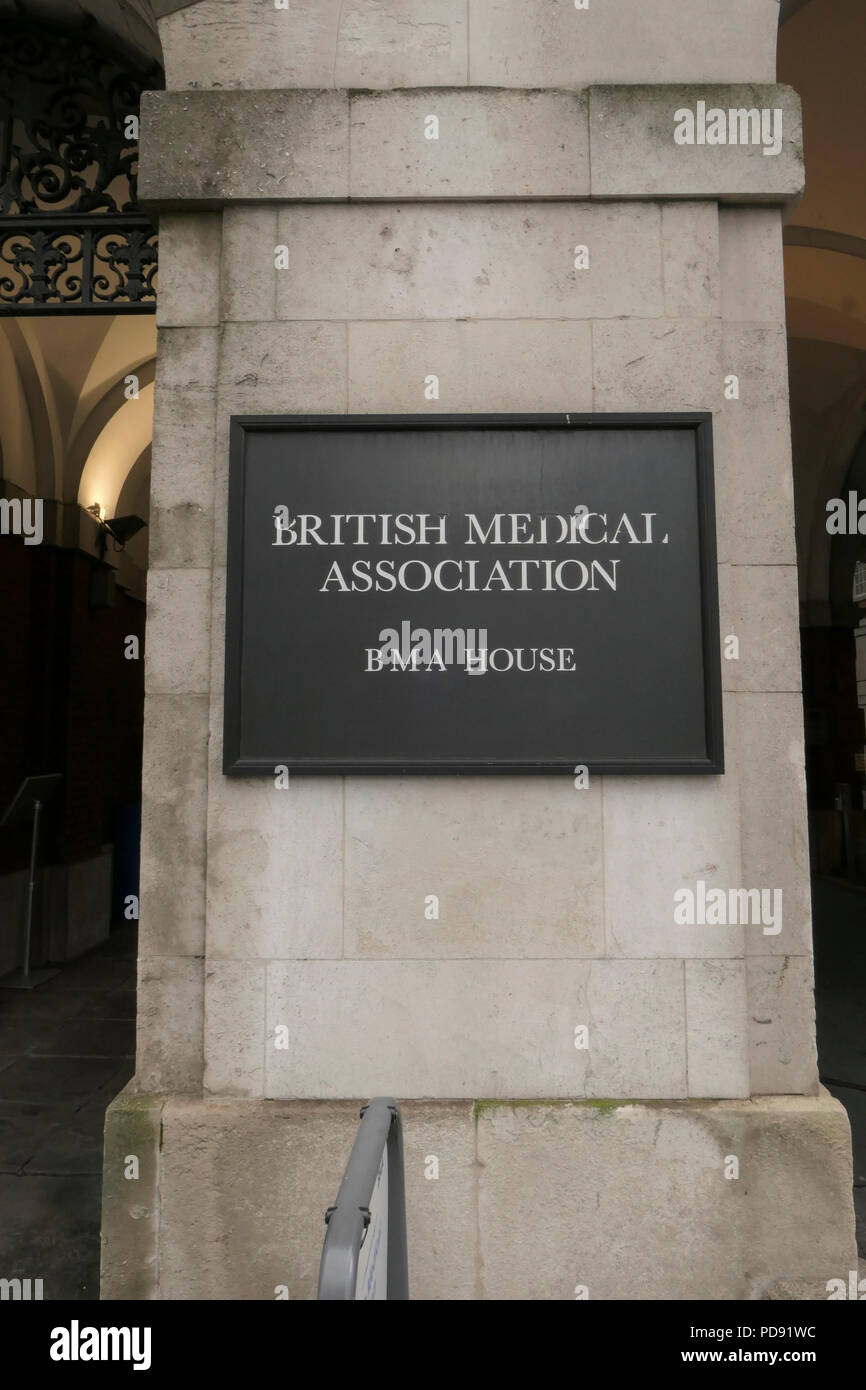 British Medical Association House Hinweisschild in Tavistock Square London mit abgenutzten Beschriftung Stockfoto