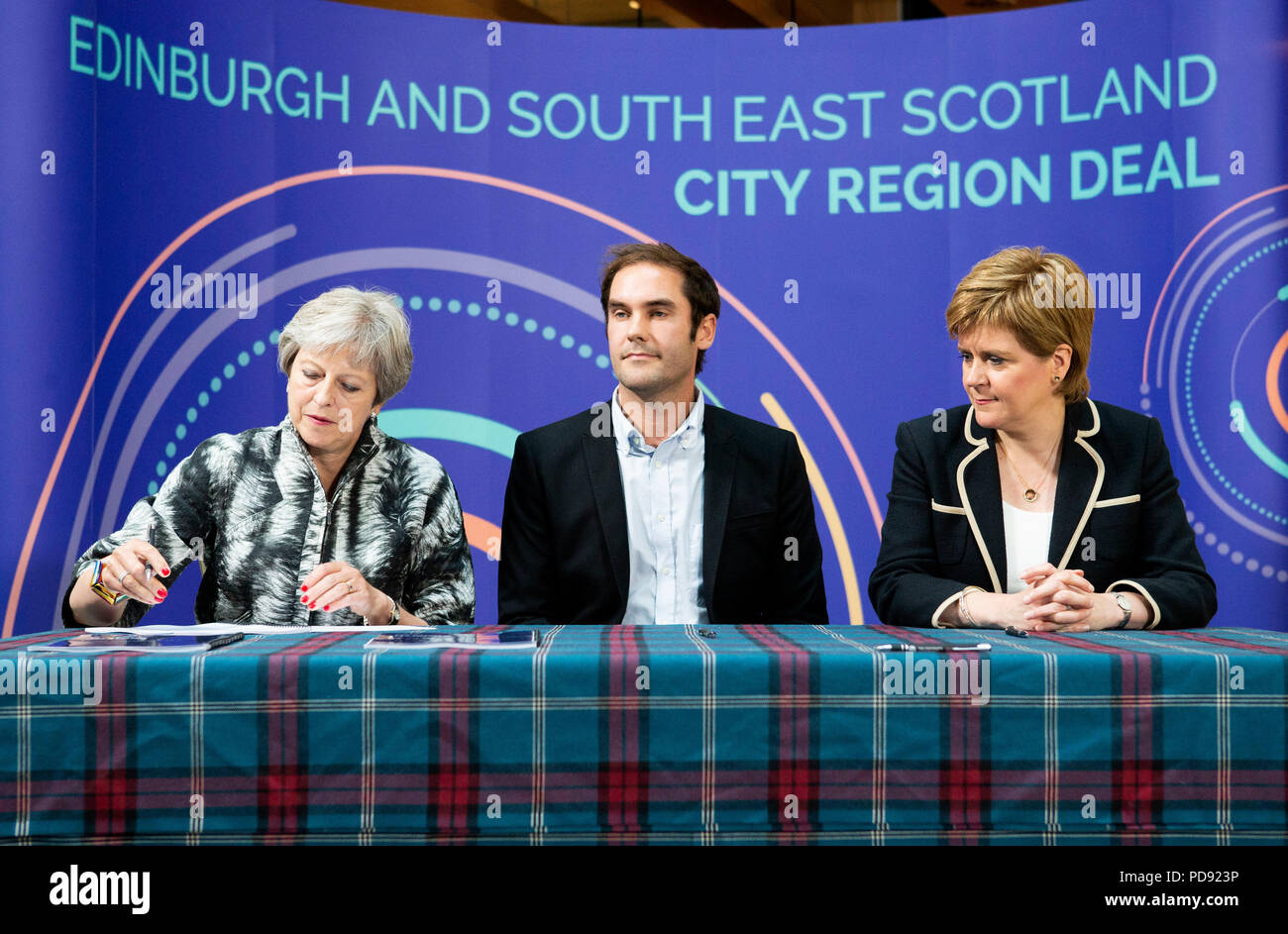 Premierminister Theresa May, Stadt des Rates von Edinburgh Führer Adam McVey und Erster Minister Nicola Sturgeon unterzeichnen die Edinburgh und South East Scotland Stadt Region beschäftigen an der Universität von Edinburgh, Edinburgh. Stockfoto